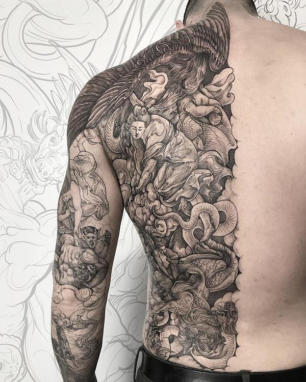 Musta ja harmaa puoli -tatuointi, jossa on käärme-, pilvi- ja feeniksielementtejä miehelle