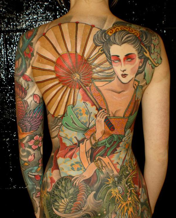 Värikäs japanilainen tatuointi geišalla ja feeniksillä