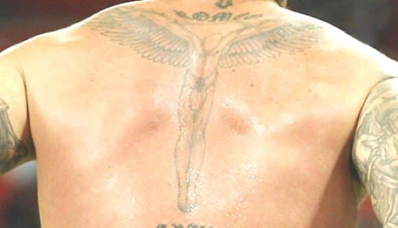 Hans første tatovering var denne skytsengel. Ved fødderne læser