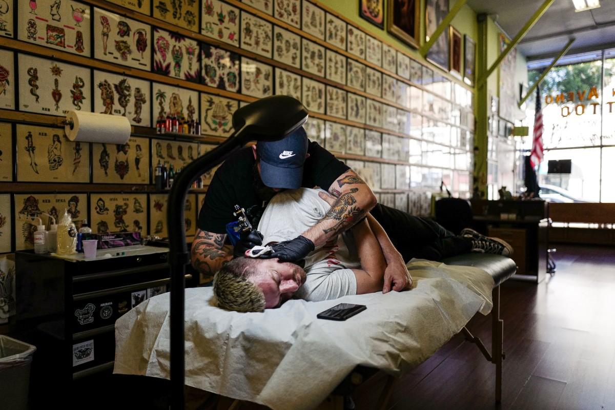 Marc E.Bassy tatuoidaan.
