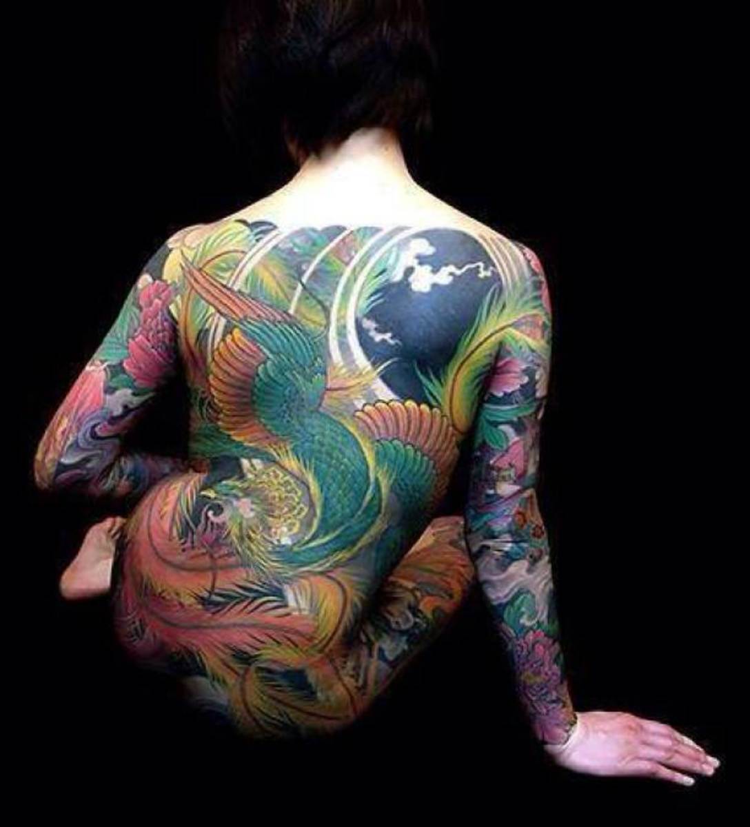 color_bird_back_tattoo