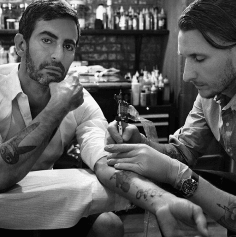 Campbell on myös työskennellyt tiiviisti muodin rojaltin Marc Jacobsin kanssa, joka on yksi ensimmäisistä muotisuunnittelijoista, joka esitteli tatuointeja kiitotielle ja itselleen.