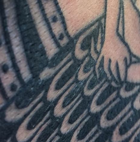 Kurkistus siitä selän tatuoinnista, jonka Levine jakoi faneilleen. Niin hieno yksityiskohta.