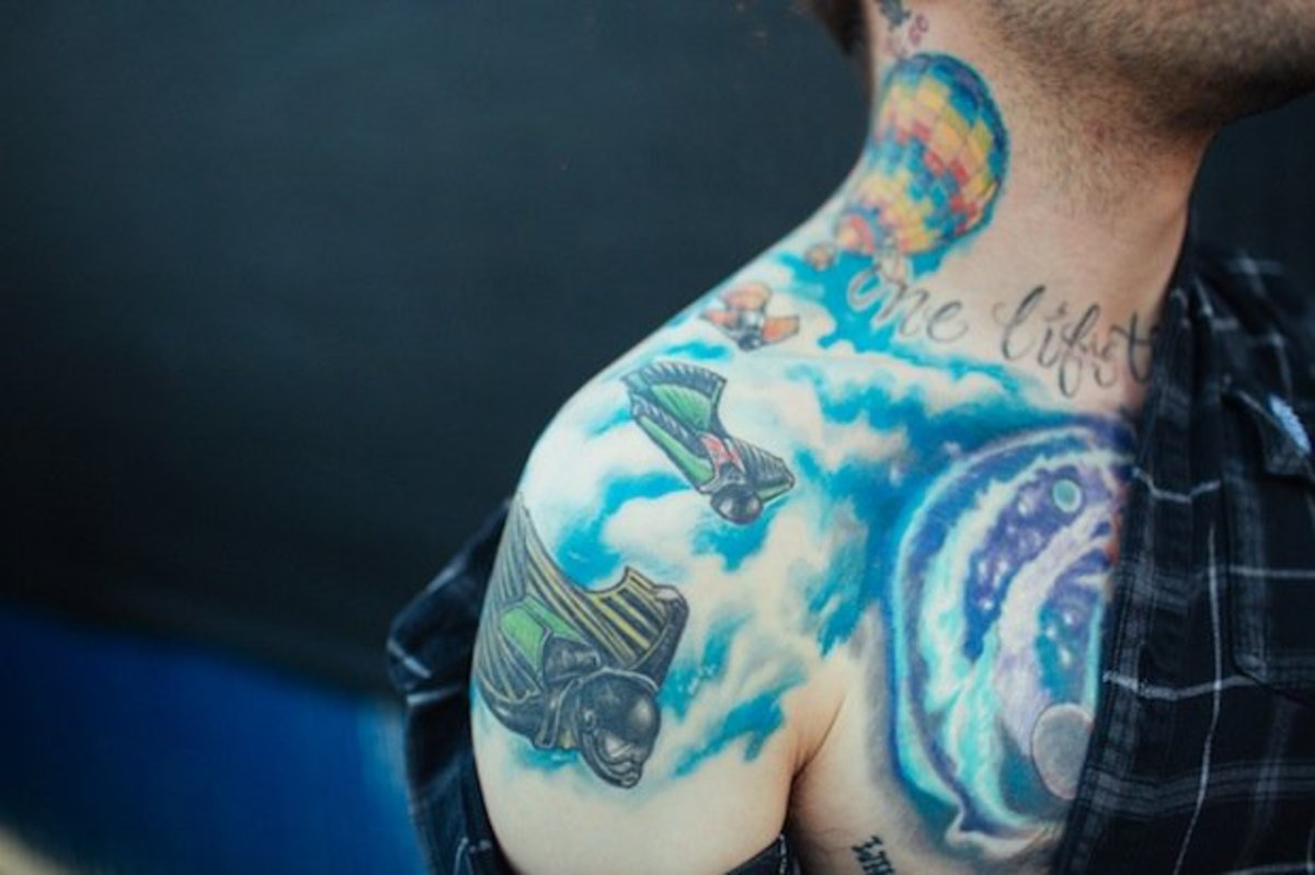 Η αγάπη του Dave Shapiro για τα extreme sports φαίνεται μέσα από τα τατουάζ του.