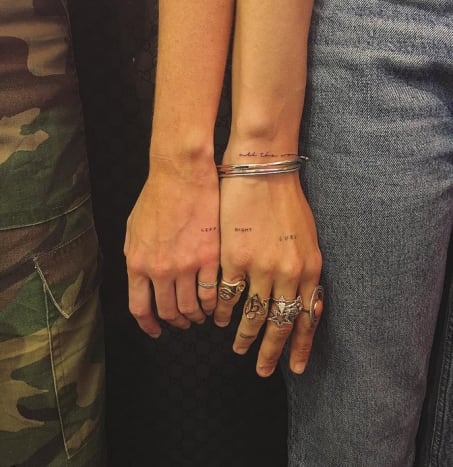 Adwoa Aboah ja Holly Gore saivat vastaavat tatuoinnit. Valokuva: Instagram. Aboah, jolla oli jo pieniä tatuointeja käsiensä selässä ja jossa oli teksti 