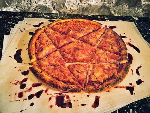Hurkes & apos; Slayer Pizza on jopa valmistettu ehtoolliskiekon kuorella!