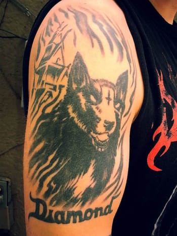 Tämä tatuointi kunnianosoitus hänen koiralleen Diamondille on kauhistuttavan mahtava.
