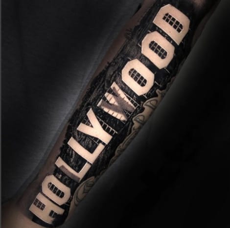 (Amber Rose's nye tatovering, udført af Nikko Hurtado. Foto: Amber Rose/Instagram) Selvom Rose blev født i South Philadelphia, bor hun i øjeblikket i Los Angeles og valgte det berømte 