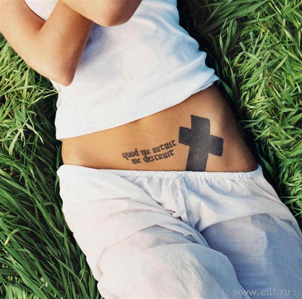 Angelina Jolie Tattoos - Fotos og forklaring