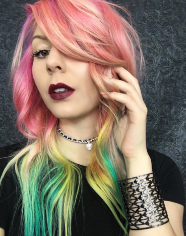 Katso Instagram: Katso yksityiskohdat: Hiusten väri on kaikki @arcticfoxhaircolor- Virgin Pink, Sunset Orange, Cosmic Sunshine ja Aquamarine. Huulipuna: @bitebeauty in Lakritsi ripset: @itcosmetics Superhero ripsiväri