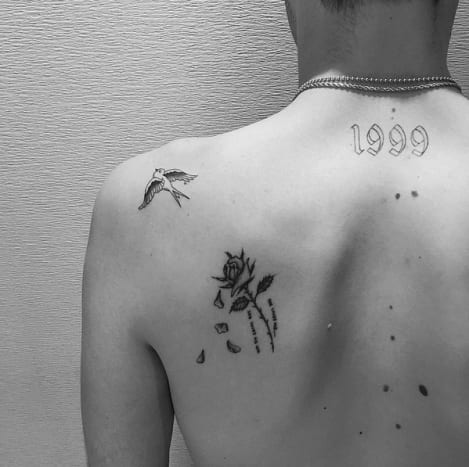 (Foto: Dr. Woo/Instagram) Mens Bella Hadid bestilte NYC-baserede tatovør JonBoy til at tegne sine bittesmå englevingetatoveringer, besøgte hendes yngre bror den berømte Hollywood-kunstner Dr. Woo for sit mølskulderstykke og gik med en en-af -en slags tatovering, som han endnu ikke har forklaret betydningen bag. Dr. Woo lagde et foto af Hadids tatovering til sin Instagram -konto den 17. januar og skrev billedet 