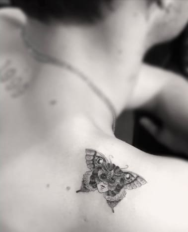 (Φωτογραφία: Dr. Woo/Instagram) Το πιο πρόσφατο τατουάζ του Anwar Hadid διαθέτει μια εικόνα μιας μικρής πεταλούδας που μοιάζει με σκόρο στη δεξιά ωμοπλάτη του με το πρόσωπο ενός ατόμου στο κέντρο να φορά μάσκα σε σχήμα φτερού. Το νέο τατουάζ της Hadid είναι απίστευτα λεπτομερές για ένα τόσο μικρό κομμάτι και ενώ τα τατουάζ από σκώρο και πεταλούδα δεν είναι τόσο αξιοσημείωτα στον κόσμο των διασημοτήτων (απλώς ρωτήστε τον Harry Styles και την Kaley Cuoco), αυτό είναι σίγουρα μοναδικό.