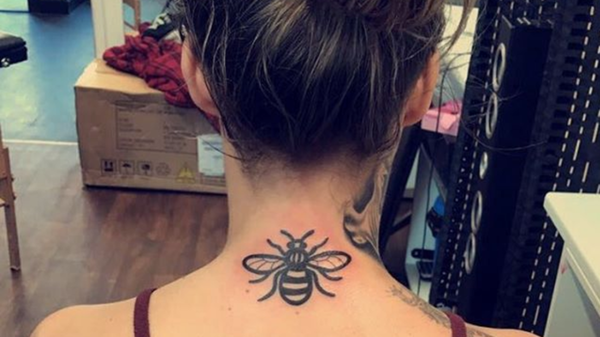 Μάντσεστερ μελισσών, βομβιστικές επιθέσεις στο Μάντσεστερ, τατουάζ μελισσών Μάντσεστερ, πιτ Ντέιβιντσον Μάντσεστερ μέλισσα, Πητ Ντέιβιντσον, τατουάζ Αριάνα Γκράντε, τατουάζ κάλυψης τατουάζ, τατουάζ πνευματικής ιδιοκτησίας, αντιγραφή τατουάζ, πνευματική ιδιοκτησία τατουάζ, τατουάζ Northwest, αγωγές τατουάζ, μελάνι μαγκ