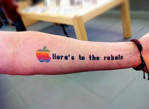 apple-logo-n-writing-tattoo-on kyynärvarren