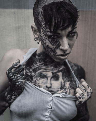 Γνωρίστε την Belle Atrix, μια tattoo artist από το Ηνωμένο Βασίλειο.