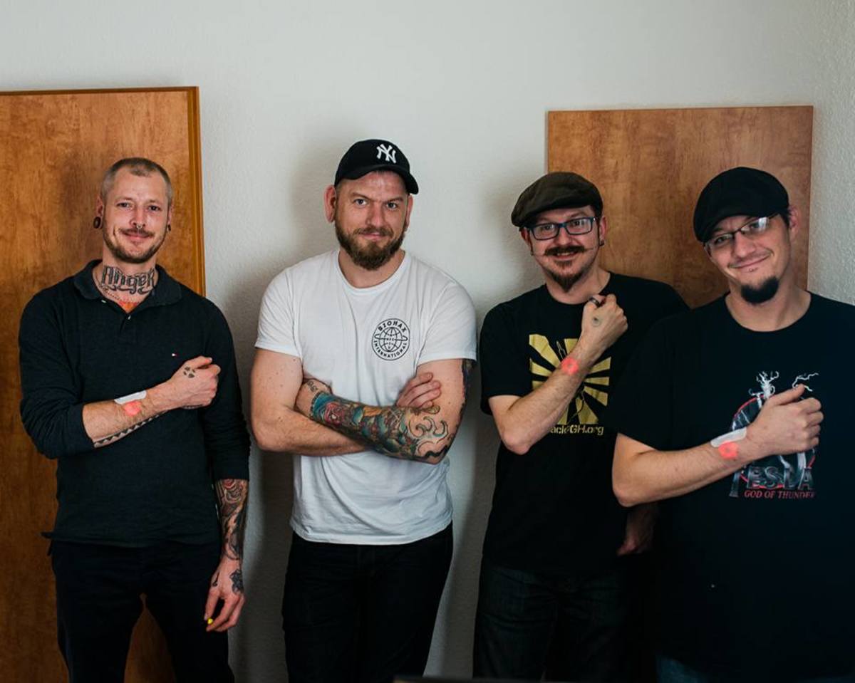 Ο τατουάζ Jowan Österlund (δεύτερος από τα αριστερά) και η ομάδα Grindhouse Wetware. Φωτογραφία από τον Hannes Wiedemann.