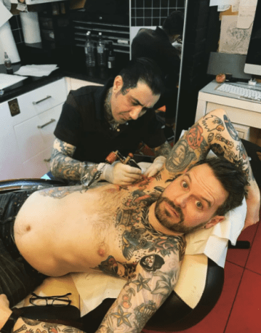 mies tatuoi kainalot