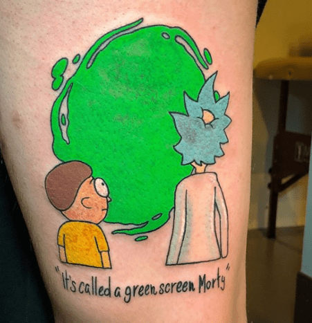 Ο Lee μοιράστηκε στο Instagram ότι τα τατουάζ δεν πρέπει να είναι όλα πράσινα, αλλά ήθελαν στην πύλη να ταιριάζει με αυτό στο πραγματικό καρτούν. Μπορείτε να χρησιμοποιήσετε οποιαδήποτε εφαρμογή πράσινης οθόνης που χρησιμοποιεί το κλειδί chroma για να το κάνετε αυτό, σε ή εκτός δέρματος.