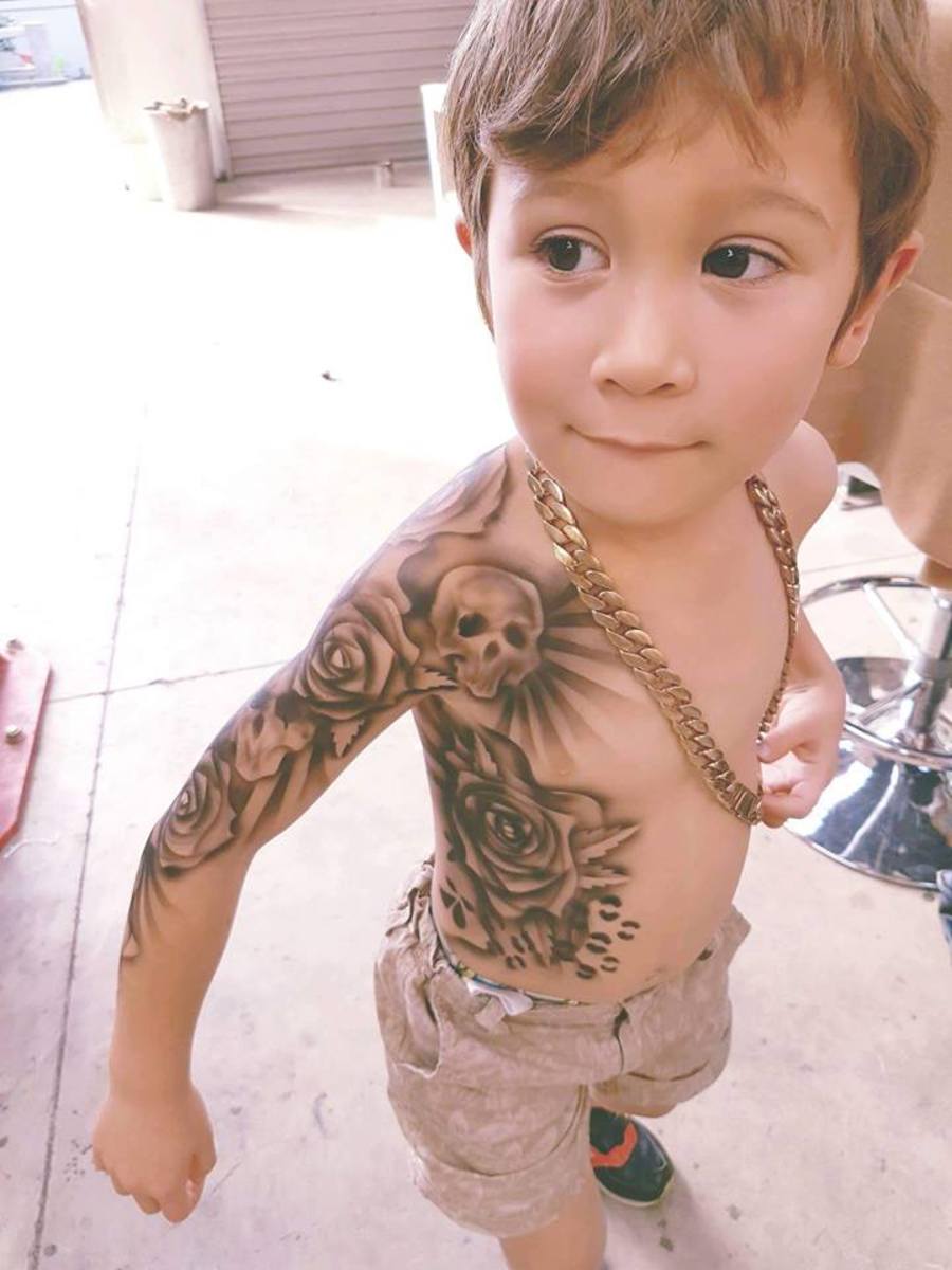 Benjamin Lloyd tatoverer børn 1