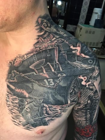 (Φωτογραφία: The Tattoo Studio Bristol/Facebook) Έτσι, αν θέλετε η Βοστώνη να κάνει τη μαγεία του στο ανεπιθύμητο τατουάζ σας, θα πρέπει να περιμένετε ένα χρόνο ή περισσότερο για να καθίσετε στην καρέκλα του, αλλά με το βλέμμα του O'Toole's αναμνηστικό κομμάτι με θέμα τον πόλεμο, η αναμονή αξίζει τον κόπο.