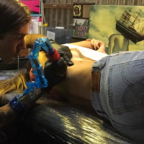 Kendte mødre elsker at få tatoveringer til deres børn - næsten lige så meget som de gør for deres betydningsfulde andre - så det var kun et spørgsmål om tid, før Audrina Patridge gik under nålen for lille Kirra Max. Den 32-årige lagde et billede på Instagram i sidste uge af sin igangværende hyldest-tatovering og skrev: 