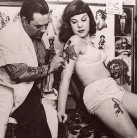 όμορφη γυναίκα με κιλότα που κάνει τατουάζ