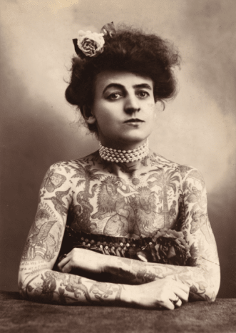 κλασική γυναίκα με τατουάζ maude wagner