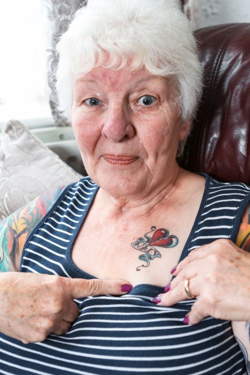 Glenys the Menace, Glenys Coope, 77 -vuotias mummo, tatuointiriippuvainen, vanhat ihmiset, joilla on tatuointeja