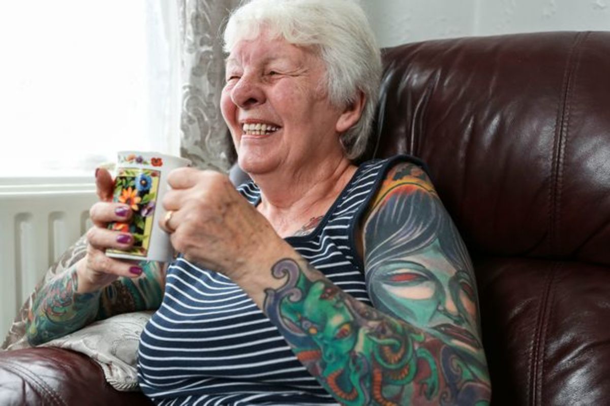 Glenys the Menace, Glenys Coope, 77 -vuotias mummo, tatuointiriippuvainen, vanhat ihmiset, joilla on tatuointeja