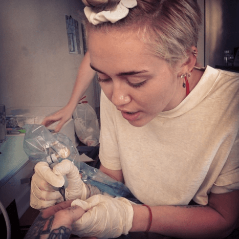 Miley Cyrus oppii tatuoimaan Bang Bangin hyväksi.