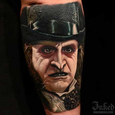 Batmanin pingviini (Danny Devito) tatuointi, Nikko Hurtado.