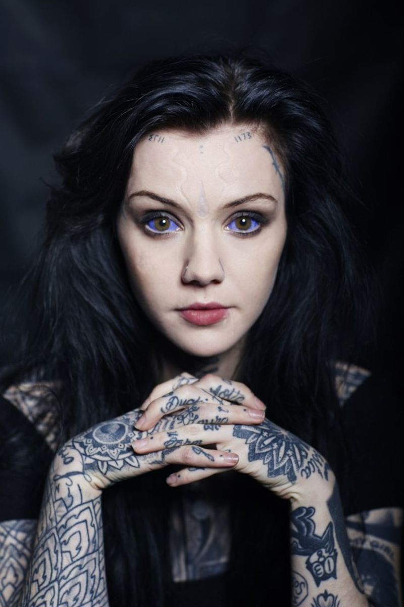 κορίτσι-έχει-υπέροχα-μάτια-και-γλώσσα-τατουάζ-22
