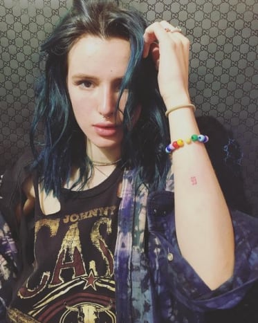 (Bella Thorne viser sit nye blæk frem. Foto: JonBoy/Instagram) Bella Thornes nye tatovering er placeret på den ydre del af hendes underarm og har et lille nummer 