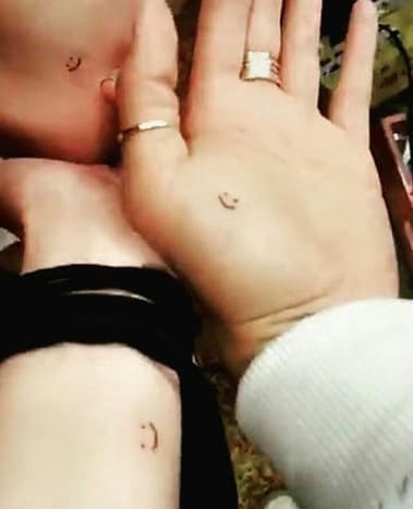 Foto: Snapchat/Bella Thorne. Ligesom Miley Cyrus fik sine venner og andre festgængere til at få matchende tatoveringer af sin afdøde Alaskan Kee Kai, Floyd, under en spontan 4. juli 