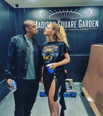 Φωτογραφία: Beyoncé/Instagram. Υπήρχαν φήμες τα τελευταία χρόνια ότι το τατουάζ δαχτυλιδιού της Beyoncé «IV» ξεθώριαζε (δηλαδή το έβγαζε με λέιζερ επειδή τελείωσε η σχέση της με τον Jay Z), αλλά αυτό το νέο βίντεο αποδεικνύει ότι ο γάμος είναι τόσο δυνατός όσο ποτέ!