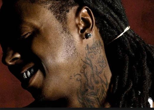 Lil Wayne er en anden musiker, der fejrede en musikalsk bedrift gennem en tatovering, ved at få logoet til Young Money Entertainment, det pladeselskab, han grundlagde tilbage i 2005. Han har også ordene Sqad tatoveret på sine knoer, som er repræsentativ for hiphop gruppe Sqad Up, der startede hans succesrige rapkarriere.