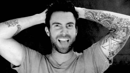 Det er ingen hemmelighed, at Adam Levine både er en talentfuld musiker og stærkt tatoveret, men mange fans ved ikke, at hans nogle af hans tatoveringer er repræsentative for hans oplevelser i Maroon 5. På indersiden af ​​hans bicep har Levine en