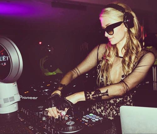 Paris Hilton, underskrevet i 2013. * Rører ved spinbordet * Det er varmt.