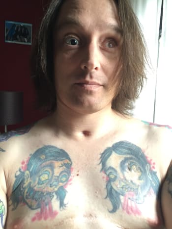 Brendanilla on tatuoitu kaksi naispuolista zombipäätä rintaan.