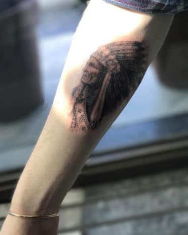 David Beckhamilla on tatuointi yhdysvaltalaisesta päälliköstä, jolla on täysi päähine vasemmalla puolella, juuri kainalon alapuolella, ja kun hänen poikansa Brooklyn meni neulan alle ensimmäistä kertaa 2. huhtikuuta, hän seurasi isänsä jalanjälkiä ja valitsi samanlaisen tatuoinnin yhdysvaltalaisesta päälliköstä oikean kyynärvarren sisäpuolelle. Brooklyn tekstitti valokuvansa uudesta tatuoinnistaan ​​Instagramissa: 