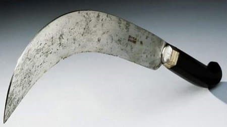 Κατά τη διάρκεια του 18ου αιώνα τα μαχαίρια ακρωτηριασμού ήταν σχεδόν πάντα καμπύλα για να διευκολύνουν τον ακρωτηριαστή (όχι πάντα γιατρό) να κάνει μια κυκλική τομή στο δέρμα και τους μυς πριν κόψει το κόκκαλο με πριόνι. Ωστόσο, μέσα από τις εξελίξεις στην ιατρική μέχρι το 1800, το ίσιο μαχαίρι έγινε το δημοφιλές στυλ μαχαιριού. Αυτό το ίσιο μαχαίρι έκανε μια τομή που άφηνε ένα πτερύγιο δέρματος που θα χρησιμοποιούνταν για να καλύψει το πλέον εκτεθειμένο αιματηρό κούτσουρο.
