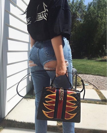 Viime kesänä Kylie Jenner rokkasi näitä röyhkeitä farkkuja Instagramissaan.