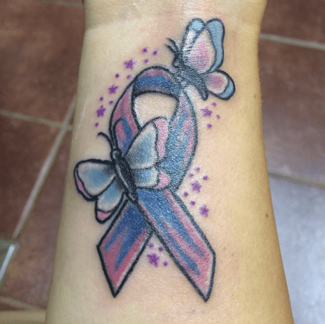 Lizzie Pagano, der kæmper i det amerikanske luftvåben, fik denne tatovering for at ære hendes tabte baby. Moderen fødte sit første barn, en dreng, den 18. maj 2016.
