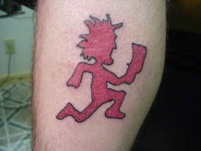 Δεν μπορούμε να πιστεύουμε ότι το FBI θεωρεί ότι πρόκειται για τατουάζ που σχετίζεται με συμμορίες. Απάντηση: Insane Clown Posse