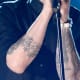 Og Lovato er ikke den eneste celeb, der bryder denne tatoveringsregel. Tag et kig på Adam Levines & apos; mor & apos; tatovering - hvilket når hans arm er nede siger & apos; Wow. & apos;