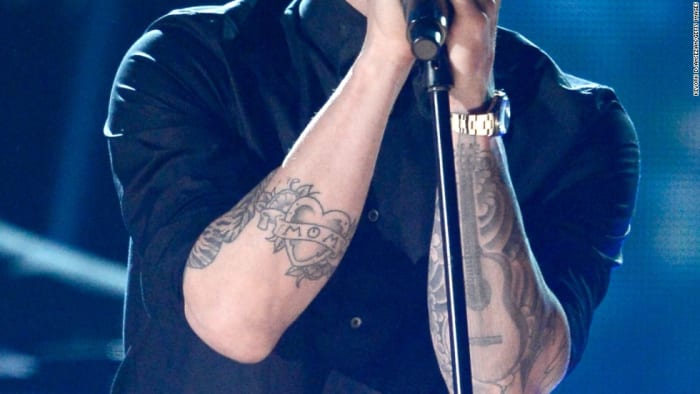 Og Lovato er ikke den eneste celeb, der bryder denne tatoveringsregel. Tag et kig på Adam Levines & apos; mor & apos; tatovering - som når hans arm er nede siger & apos; Wow. & apos;