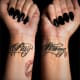 På trods af at han gik til nogle seriøst talentfulde tatoverere, har Lovato dog begået en af ​​de største fejl i tatovering. Kan ikke finde ud af, hvor hun gik galt? Se nærmere på hendes håndledstatoveringer.