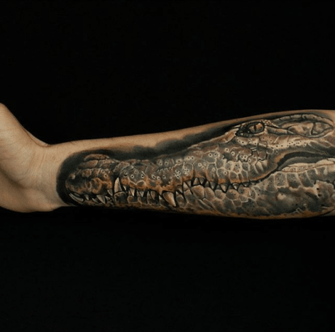 Nyt se on kyynärvarren tatuointi. Krokotiili tekijältä @besariontattoo.