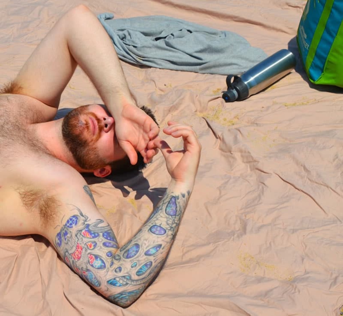 τατουάζ-άνθρωπος-ήλιος-μπάνιο