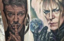 To meget forskellige sider af David Bowie blev tatoveret her af popkulturens tatoveringsmester Chris Jones. Den ene er Bowie i hans senere år, den anden i sin rolle i 1980's fantasyfilm, Labyrinth.